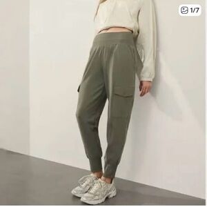 NWT Athleta Venice Cargo Jogger - Size Small